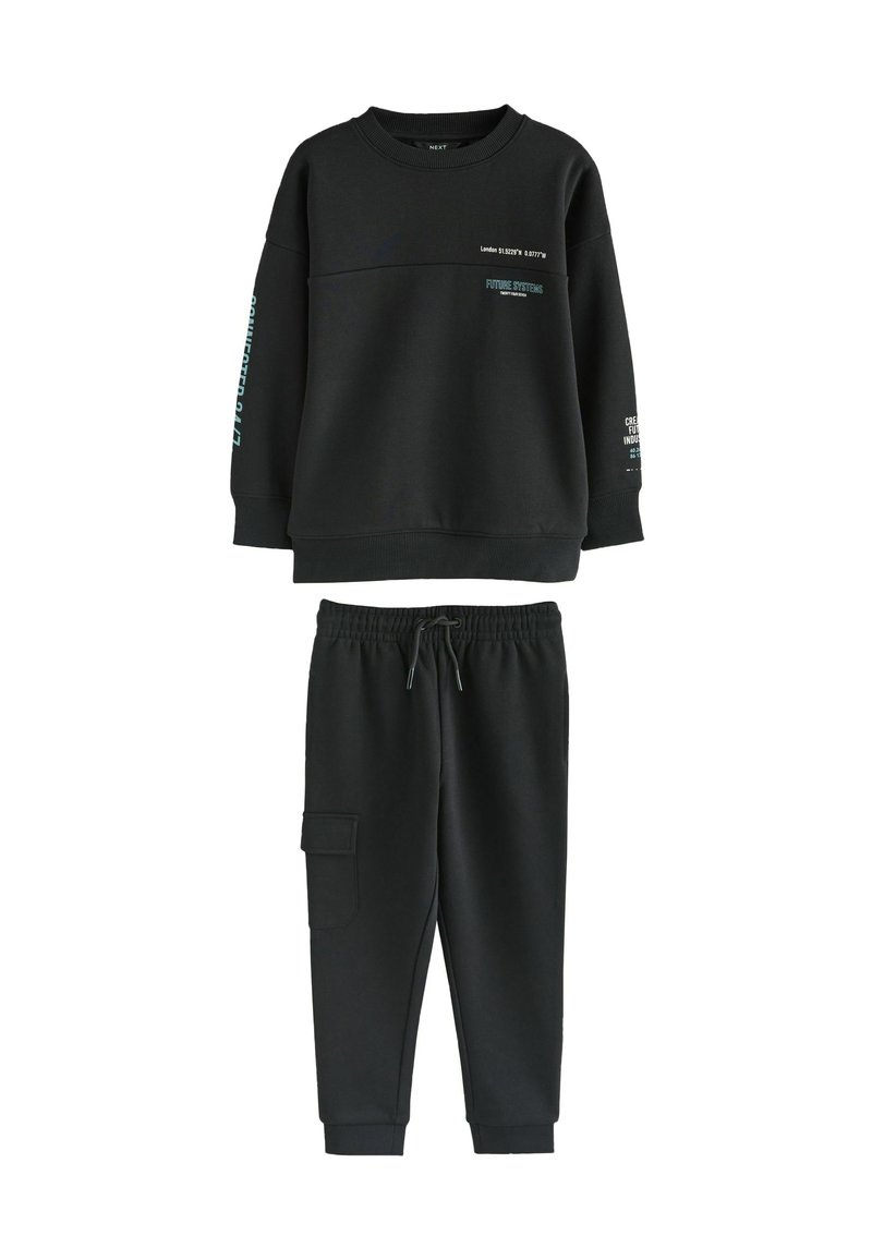Schwarzes Sweatshirt- und Hosen-Set aus weichem Material. Mit gerippten Bündchen, bedrucktem Text und einer Cargo-Tasche auf der linken Seite der Hose.