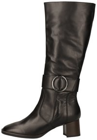 Stivale in pelle nera alto fino al ginocchio, con una texture liscia, punta affusolata, accent metallico circolare sul risvolto e tacco a blocco.