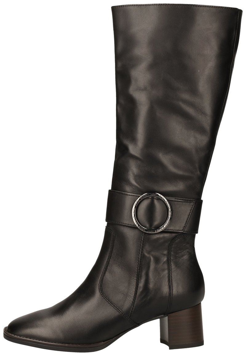 Stivale in pelle nera alto fino al ginocchio, con una texture liscia, punta affusolata, accent metallico circolare sul risvolto e tacco a blocco.