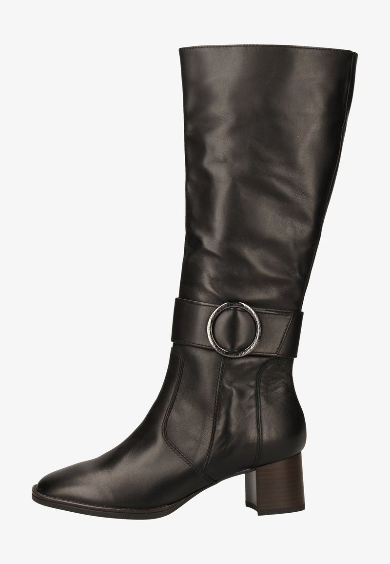 Stivale in pelle nera alto fino al ginocchio, con una texture liscia, punta affusolata, accent metallico circolare sul risvolto e tacco a blocco.