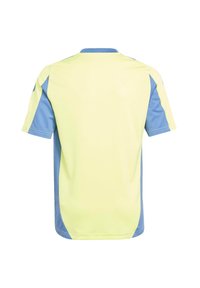 Maillot de sport à manches courtes avec un corps jaune, des panneaux latéraux bleus et un col bleu. Fabriqué en matériau léger et respirant.