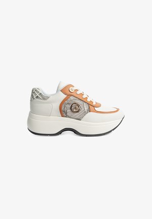 Tossuvat kengät, joissa on valkoinen ja vaaleanruskea synteettinen päällinen, karamellinvärinen teksturoitu paneeli, pyöreä logo ja paksu valkoinen pohja mustalla uralla.