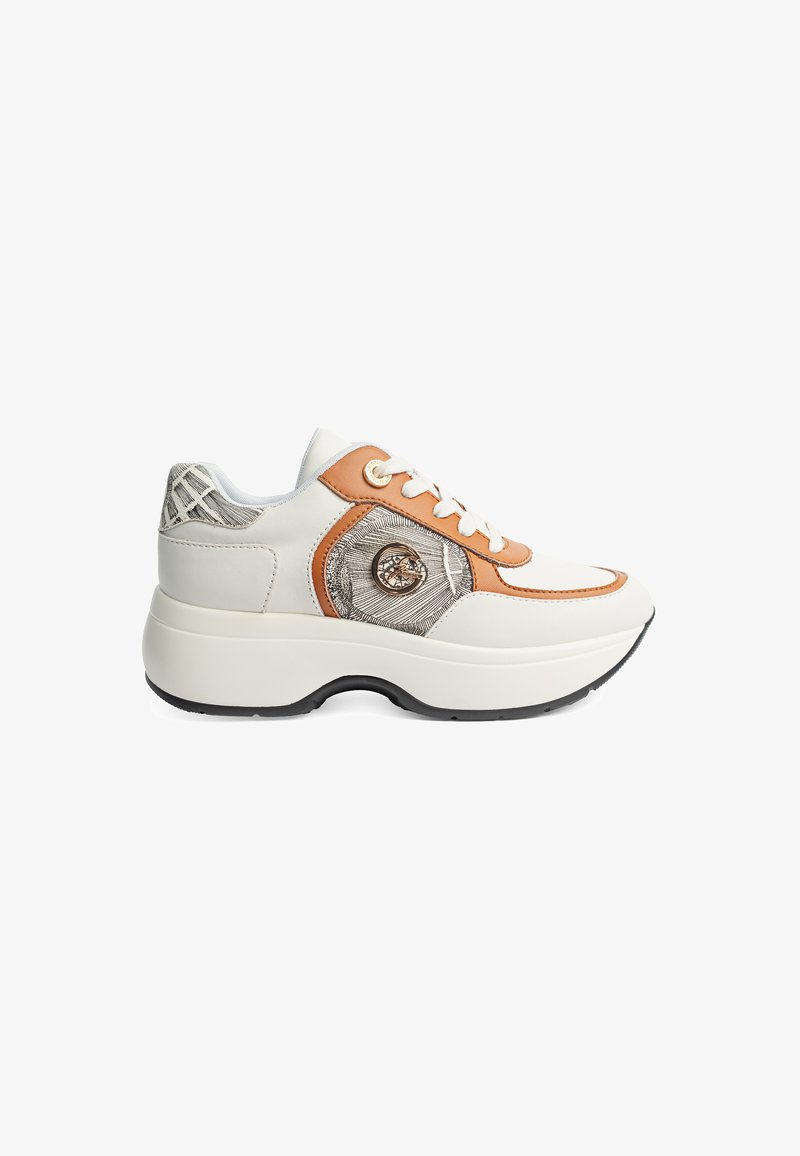Sneakers z białą i jasnobrązową syntetyczną cholewką, teksturowaną szaro-panele, okrągłym logo oraz masywną białą podeszwą z czarnym bieżnikiem.