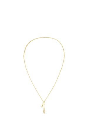 Collar de oro con una cadena delicada y dos colgantes: una hoja lisa y una hoja alargada con patrón de diamantes, ambas minimalistas.
