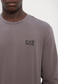 EA7 Emporio Armani TRAIN CORE TEE - Majica z dolgimi rokavi - volcanic glass