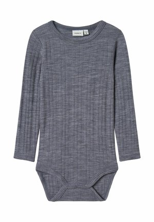 Grå långärmad babybodysuit i ribbat tyg, med rund neckline och tryckknappar i botten.