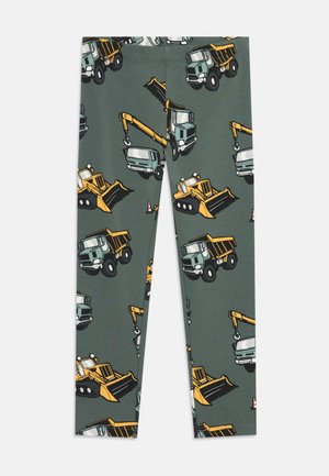 Leggings verdes con un patrón repetido de vehículos de construcción, incluidos camiones y excavadoras, con acentos en amarillo y negro.