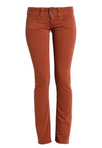 Kauranväriset farkut slim fit -mallilla. Ominaisuuksiin kuuluu vetoketjukiinnitys, kaksi etutaskua ja sileä pinta. Vahvistetut saumat korostavat tyyliä.