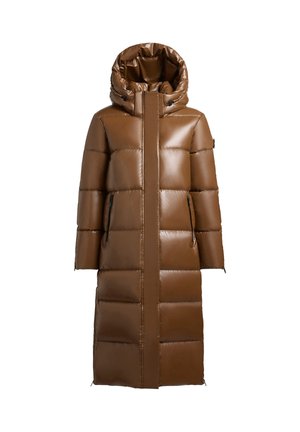 Smeđi zimski kaput s visokim ovratnikom i kapom. Ima horizontalne prošivene panele, bočne džepove i zatvaranje na patentni zatvarač. Glatka, sjajna površina.