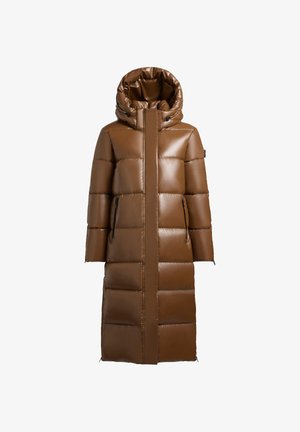 Smeđi zimski kaput s visokim ovratnikom i kapom. Ima horizontalne prošivene panele, bočne džepove i zatvaranje na patentni zatvarač. Glatka, sjajna površina.