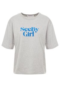 Camiseta de algodón gris con mangas cortas, que presenta un texto azul en negrita "SeeBy Girl" en la parte frontal. Diseño de corte relajado y cuello redondo.