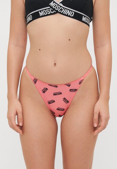 Rosa tanga undertøy med svart "Moschino" logo trykk, med tynne sidestriper og glatt tekstur. Midjehøy design.