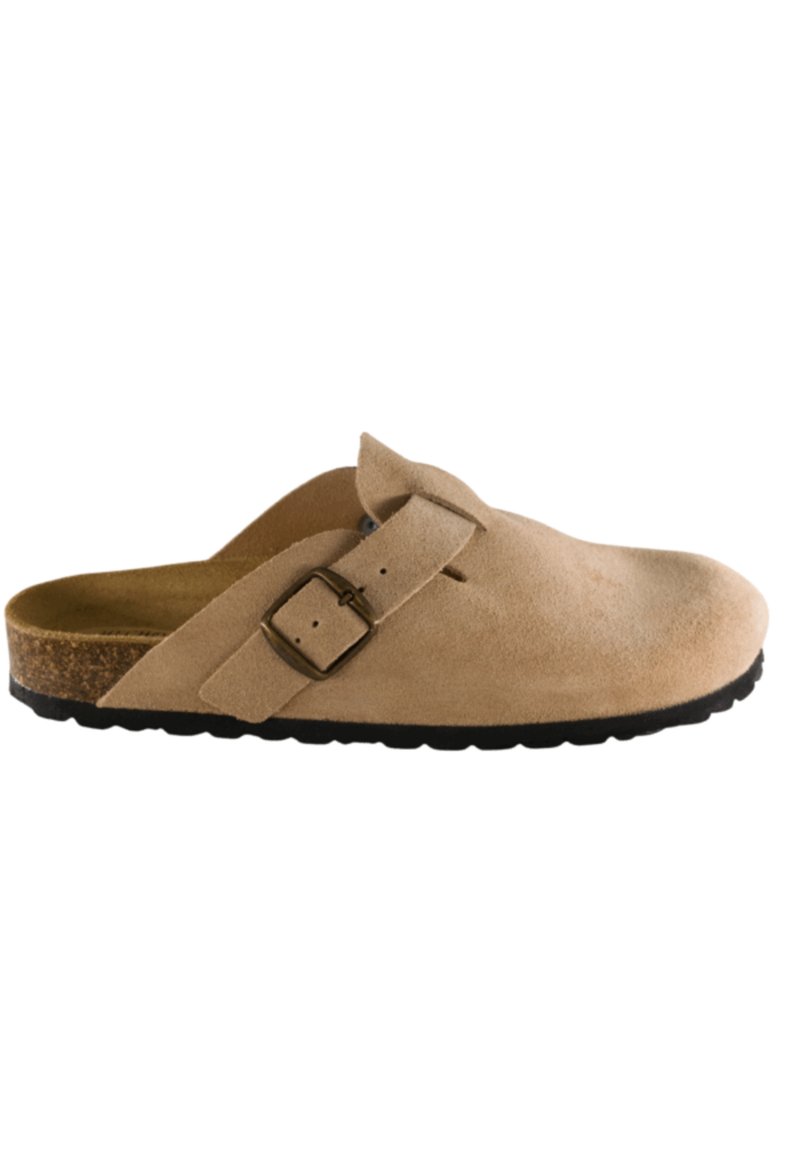 Zueco de ante beige sin cordones con correa ajustable y hebilla de metal, plantilla de corcho y suela de goma texturizada negra.