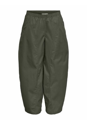 Pantalon court ample vert foncé avec taille élastique et coutures visibles sur le devant.
