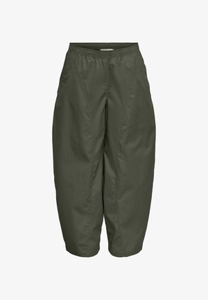 Pantalon court ample vert foncé avec taille élastique et coutures visibles sur le devant.