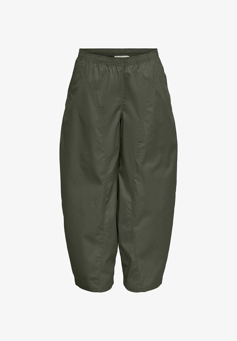 Pantalon court ample vert foncé avec taille élastique et coutures visibles sur le devant.