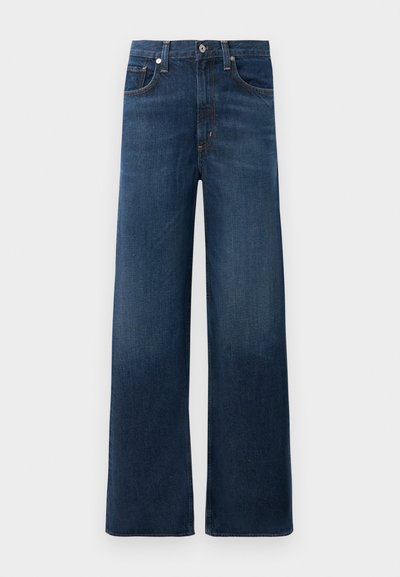 Dunkelblaue, weit geschnittene Denim-Jeans mit Knopfverschluss vorne, Gürtelschlaufen und fünf Taschen, flach auf einem weißen Hintergrund präsentiert.