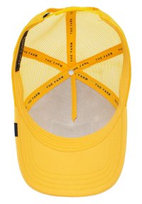 Cappello da camionista giallo con una parte frontale solida, retro in rete e cinturino regolabile. All'interno presenta un nastro con la scritta "THE FARM" in un motivo ripetitivo.
