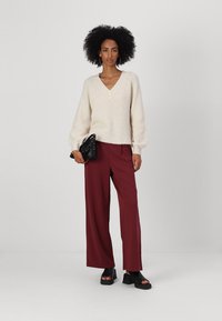 ONLY ONLSANIA TIE BUTTON PANT - Nohavice - burgundy