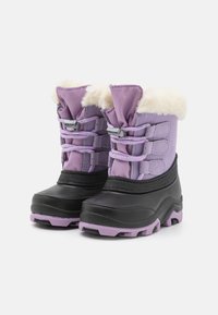Fialové a černé zimní boty s umělou kožešinou na vnitřní straně, texturovanou gumovou podrážkou a nastavitelnými tkaničkami pro bezpečné upevnění.