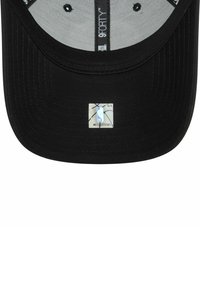 Gorra de béisbol negra con visera curva, con un interior gris. Muestra un parche del logo de la NBA en la parte frontal y una etiqueta de tamaño en el interior.