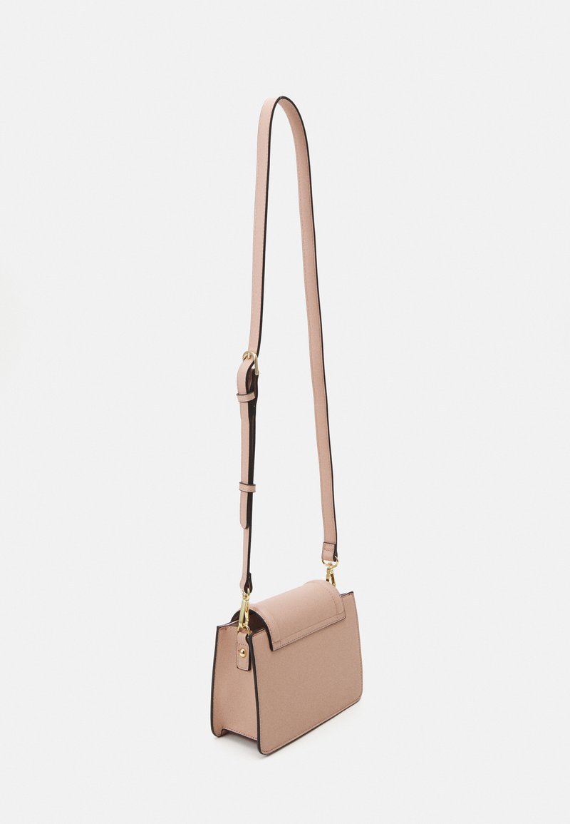 Rosa Kunstledertasche mit strukturierter Form, Klappenverschluss, verstellbarem Riemen und goldenen Hardware-Details. Texturierte Oberfläche.