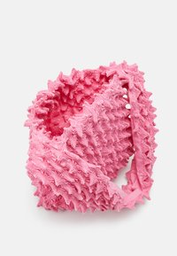 Borsa rosa texturizzata con un design ondulato e protuberanze a forma di stella, realizzata in tessuto morbido, con una fodera interna liscia e a contrasto.