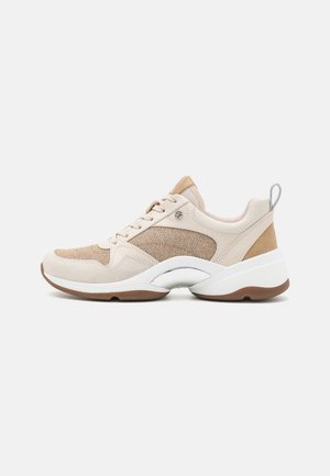 Beige sportliche Sneaker aus strukturiertem Stoff, mit Wildlederakzenten und einer klobigen weißen Sohle. Verfügt über ein Schnürdesign und eine Fersenlasche für ein einfaches An- und Ausziehen.