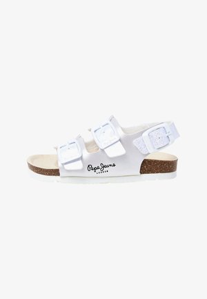 Sandale blanche à bout ouvert avec trois boucles réglables, semelle en liège et logo "Pepe Jeans London" sur le côté.