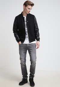 Giubbotto in pelle da moto YES Waikato nero/antracite/rosso - Il Centauro sas