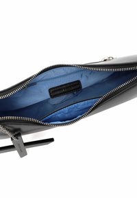 Clutch bag in pelle nera con zip argentata, che mostra un vivace interno blu. Include una piccola tasca con zip e un'etichetta di marca all'interno.