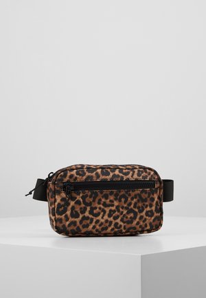 Sac banane rectangulaire imprimé léopard avec poche zippée noire et sangle noire réglable sur un socle blanc.