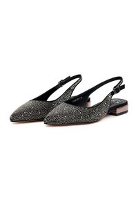 Pantofi slingback negri, cu vârf ascuțit, acoperiți cu mici ținte argintii. Au un toc jos, pătrat și o curea ajustabilă. Textura este din piele netedă.