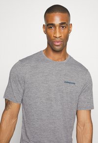 Patagonia DAILY GRAPHIC SHIRT - T-shirt desportiva - abalone blue/feather grey