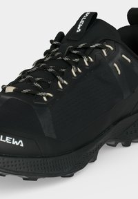 Μαύρο παπούτσι ορεινού τρεξίματος Salewa με κορδόνια με σχέδιο, πλευρές από υφασμάτινο αεριζόμενο ύφασμα και ανθεκτική, υφή σόλα για εξωτερική χρήση.