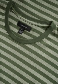 Zelena in svetlo zelena t-shirt s črtami, z okroglim izrezom, mehka bombažna tkanina, z blagovno znamko na notranji strani ovratnika.
