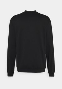 Černá mikina s kulatým výstřihem a dlouhými rukávy, žebrované manžety a lem, hladká textura a bez viditelných log nebo vzorů na zadní straně.