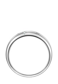 Srebrny pierścionek o gładkiej, wypolerowanej powierzchni, z trzema akcentami w kształcie gwiazd oraz jednym małym wbudowanym kamieniem szlachetnym. Prosty, okrągły design.