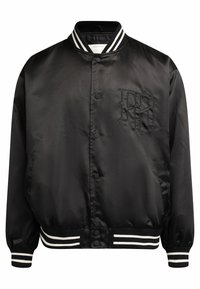 Chaqueta bomber de satén negro con cuello acanalado y puños a rayas. Presenta botones a presión y un emblema bordado en el pecho.