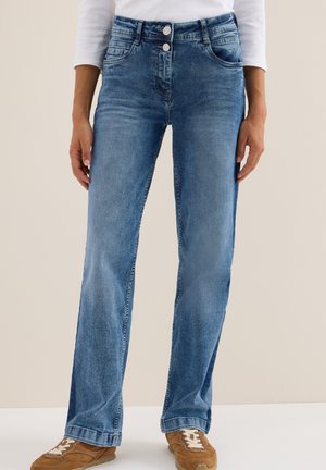 Jeans en denim bleu clair avec une coupe droite, dotés de deux poches avant, deux poches arrière et d'une fermeture à double bouton.