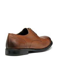 Scarpe eleganti in pelle marrone con punta arrotondata, texture liscia e dettagli di cucitura sottili. Presentano una suola in gomma nera e un design con lacci.