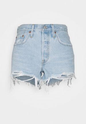 Short en jean bleu clair avec bords effilochés et détails usés, avec poches avant et arrière et fermeture à bouton.