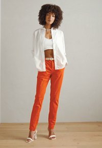 Esprit MIT GÜRTEL - Chinos - bright orange