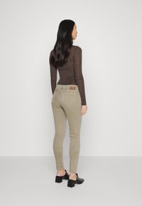 Mavi ADRIANA - Calças de ganga de corte skinny - covert green