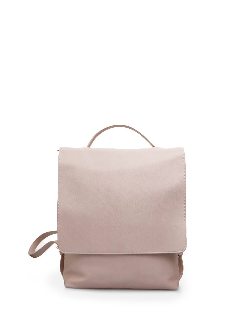 Világos rózsaszín hátizsák, sima szintetikus anyagból készült, hajtható fedéllel, felső fogantyúval és állítható vállpántokkal.