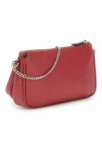 Sac à main rouge texturé avec une bandoulière en chaîne argentée, fermeture éclair et une forme structurée. Il a une doublure lisse et des accents subtils.