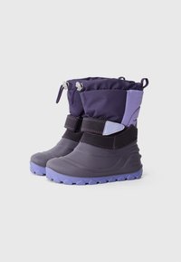 Paarse waterdichte laarzen met een gestructureerd ontwerp, voorzien van een trekkoord aan de bovenkant en een contrasterende paarse zool met grippatronen. Inclusief verstelbare riem.