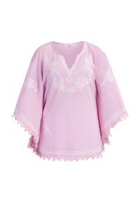 Lyserød bomuldsbluse med V-hals, indviklet hvid broderi og dekorative blonder kanter ved ærmer og nederste kant. Løs pasform og letvægtsdesign.