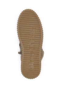 Brązowa gumowa podeszwa zewnętrzna z teksturowanymi rowkami, z wytłoczonym nazwą marki „Marc O’Polo”. Krawędzie są faliste dla lepszej przyczepności.