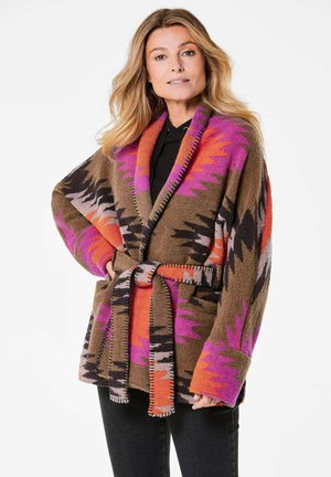 Mehrfarbige Schalkotterjacke mit auffälligen Zickzackmustern in Braun, Pink, Lila und Orange, mit tailliertem Gürtel und weiten Ärmeln.